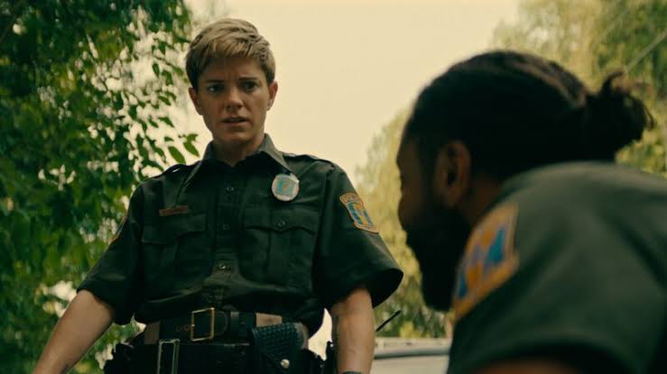 Alex Dempsey em “Desobedientes”, série da Netflix ambientada em Tall Pines.