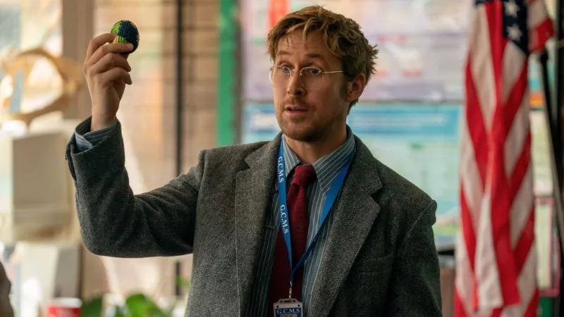 Ryan Gosling aparece como Ryland Grace em Devoradores de Estrelas, adaptação de ficção científica baseada no livro de Andy Weir.