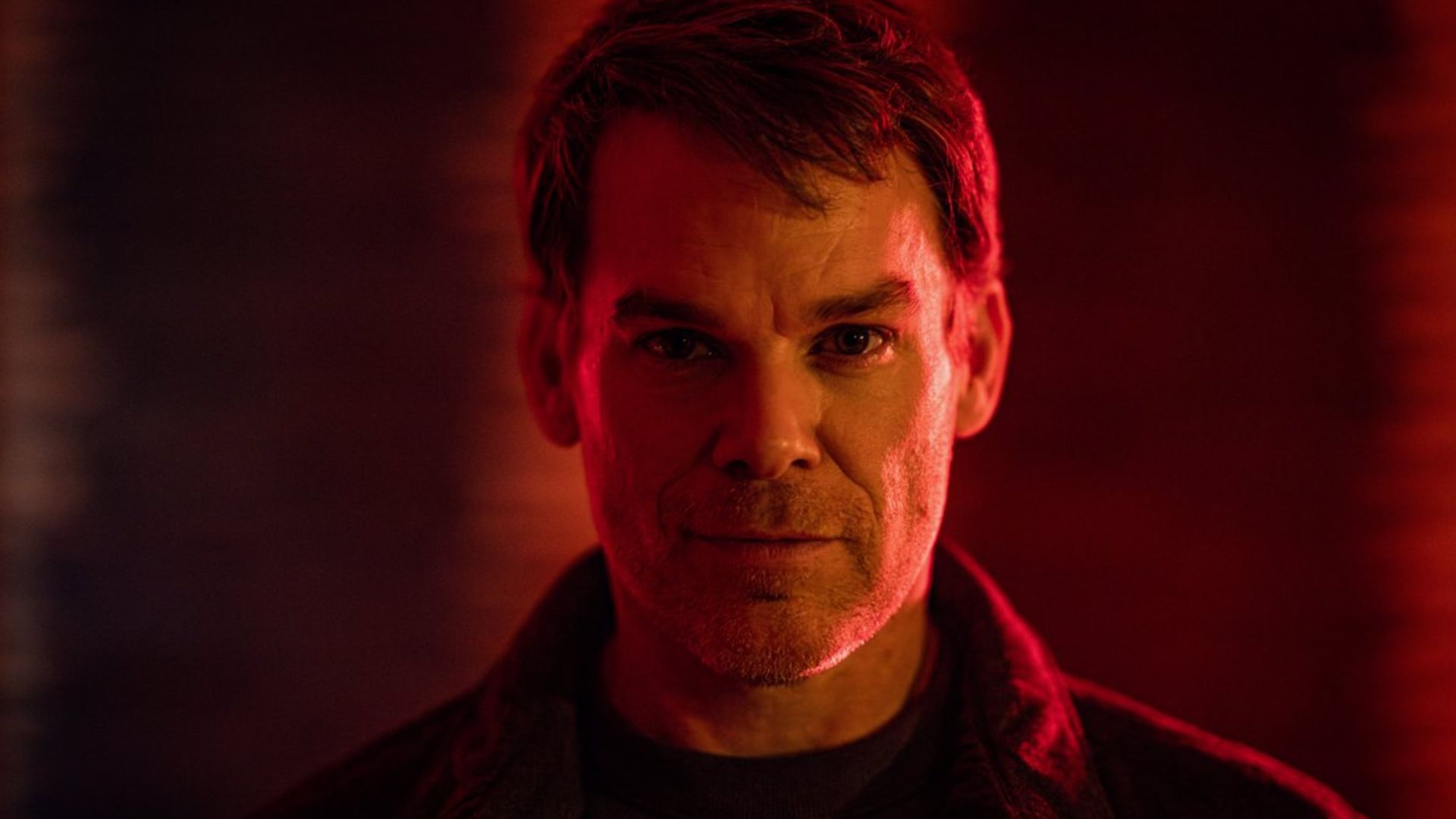 Dexter Morgan aparece como protagonista da franquia em uma cena da série.