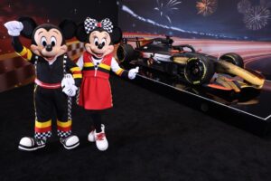 Relâmpago McQueen aparece em material da parceria entre Disney e Fórmula 1.