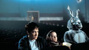 Richard Kelly anuncia sequência literária de “Donnie Darko”, ampliando o universo do filme cult de 2001.
