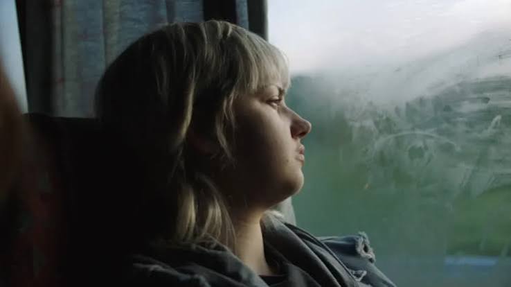 A protagonista de “17”, Sara, tenta esconder a gravidez enquanto convive com colegas durante uma viagem escolar.