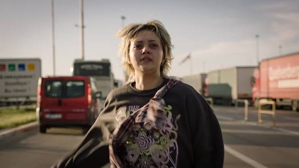 “17” acompanha Sara em uma viagem escolar marcada pela violência, pela vergonha e pela dificuldade de revelar seu trauma.
