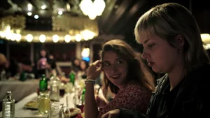 Sara, protagonista de “17”, aparece isolada durante a viagem escolar que se transforma em um ambiente de medo e silêncio.