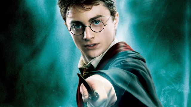 Newt Scamander em cena de Animais Fantásticos, franquia derivada de Harry Potter.
