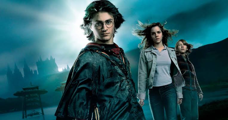 Harry Potter aparece em Hogwarts em uma cena da saga.