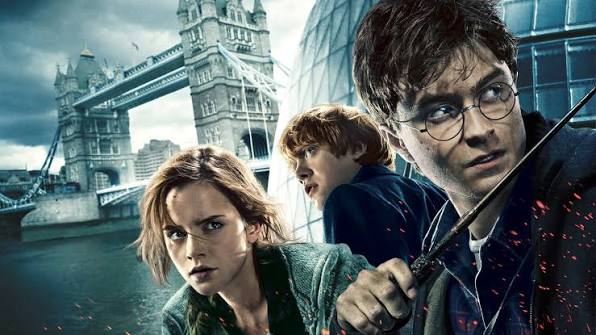 Harry Potter e seus amigos em uma cena da saga principal.