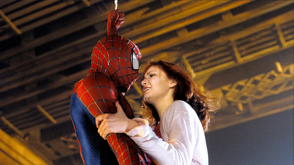 Tobey Maguire veste o primeiro traje do Homem-Aranha no filme dirigido por Sam Raimi