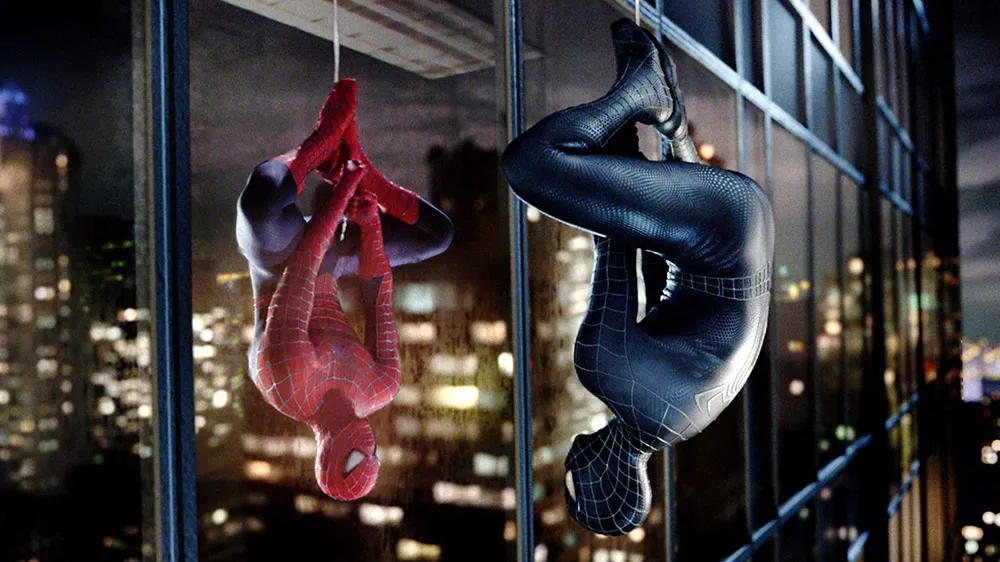 Tobey Maguire usando o traje negro do Homem-Aranha em cena do filme Homem-Aranha 3
