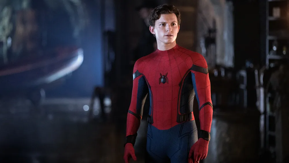 Tom Holland como Homem-Aranha usando o traje tecnológico durante uma missão em Longe de Casa