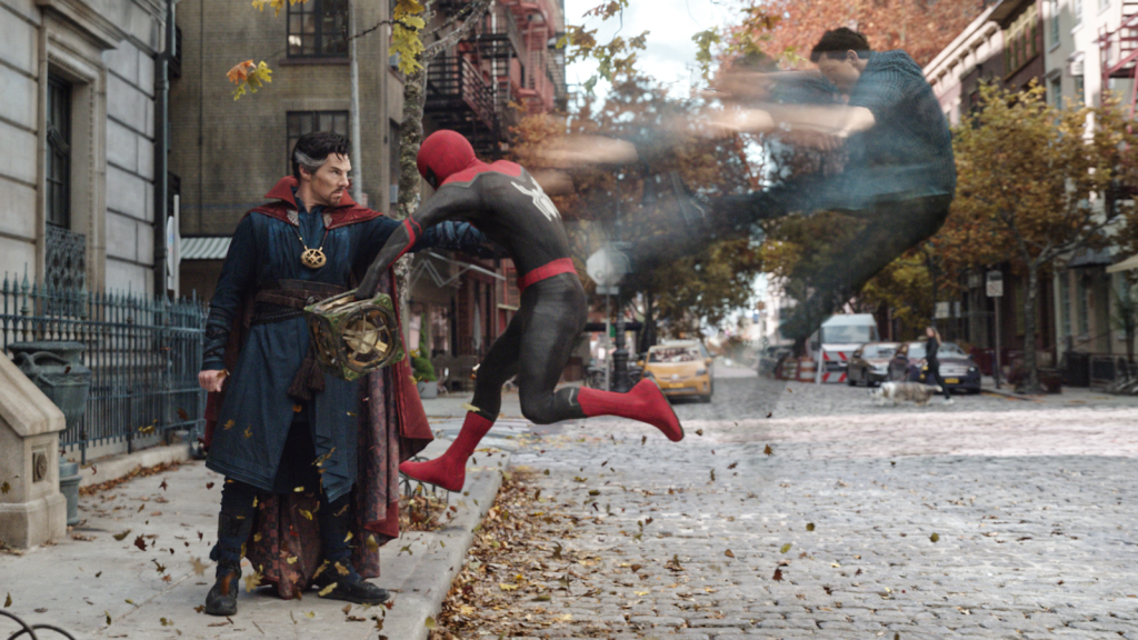 Tom Holland aparece como Homem-Aranha ao lado de diferentes versões do herói em Sem Volta Para Casa