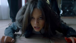 Jenna Ortega relembra os primeiros anos da carreira e fala sobre sua rotina nos sets de gravação.