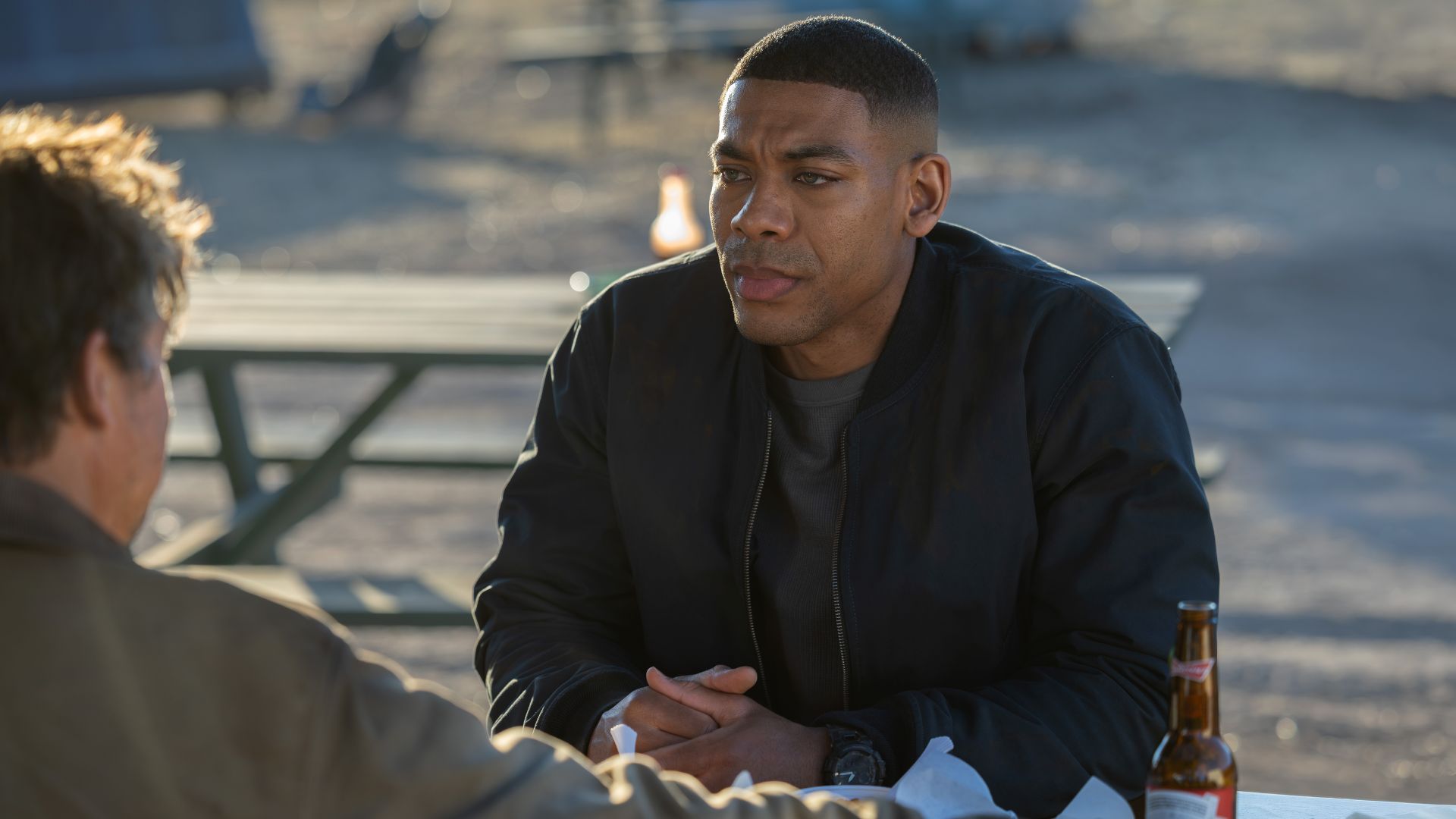 Kyle Chandler e Aaron Pierre interpretam Hal Jordan e John Stewart na série "Lanternas".
