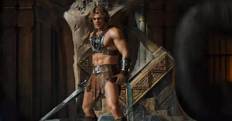 Camila Mendes interpreta Teela em Mestres do Universo ao lado de He-Man em batalha contra ameaças de Eternia.