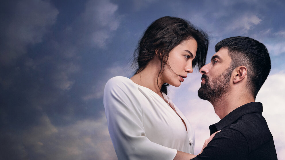 Cena de Tahir Lekesiz na novela “Meu Nome é Farah” durante sua falsa morte.