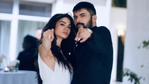 Tahir e Farah em uma cena marcante do final de “Meu Nome é Farah”.