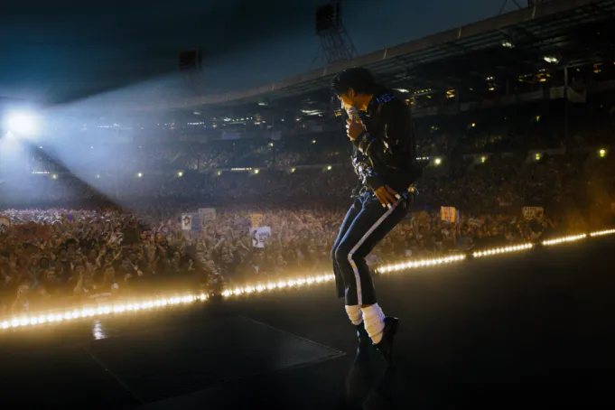Michael recria momentos da carreira do Rei do Pop com Jaafar Jackson no papel principal.