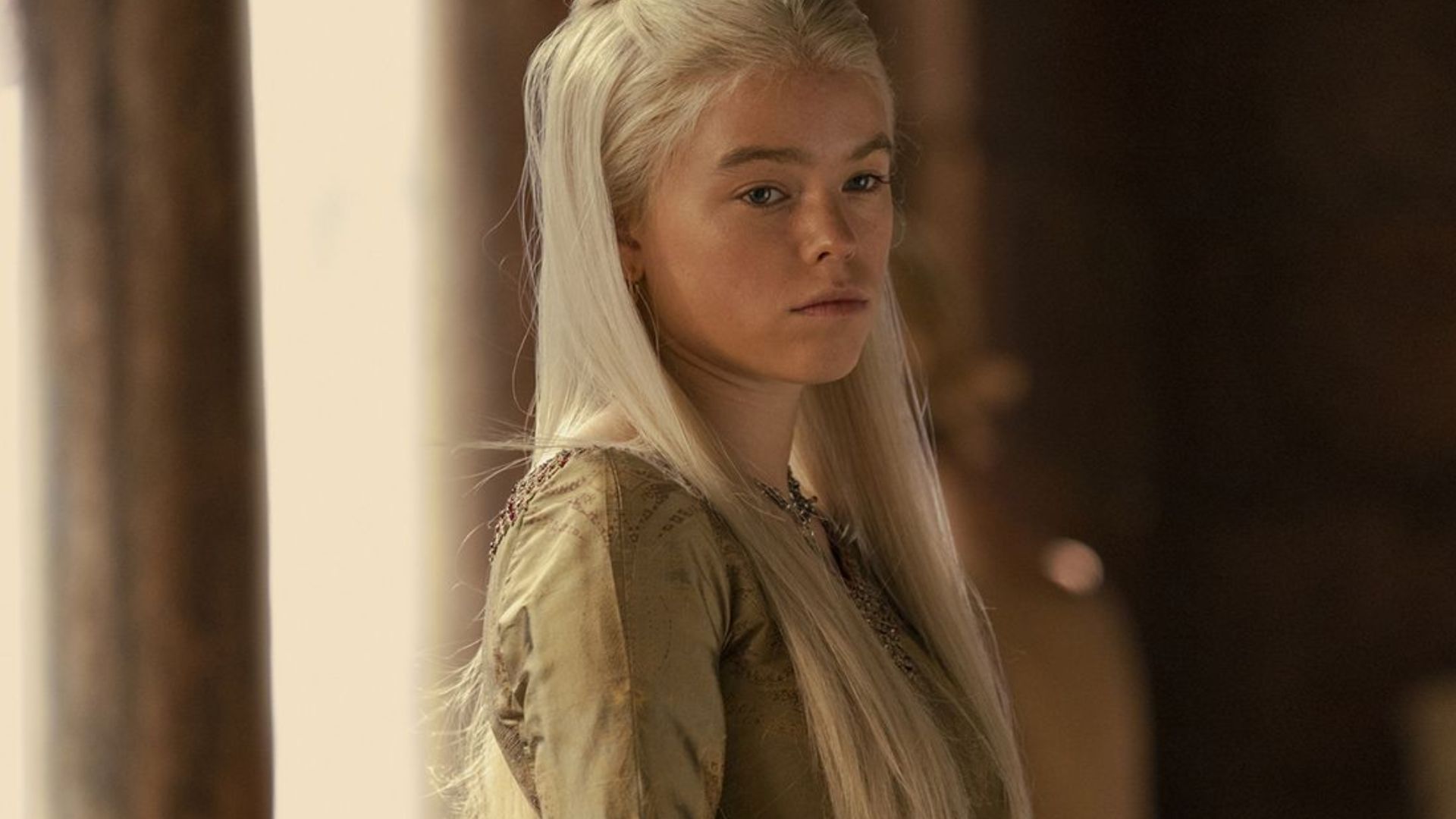 Milly Alcock aparece em destaque após conquistar espaço em grandes franquias de Hollywood como House of the Dragon e DC.
