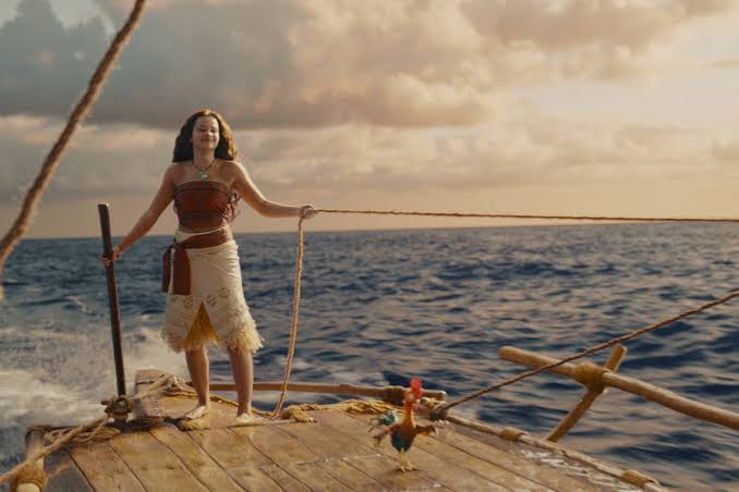 Dwayne Johnson retorna como Maui em "Moana", adaptação que combina atores reais e efeitos digitais.