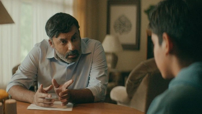 Imagem promocional de Bigode mostra Ilyas enfrentando os desafios da adolescência entre identidade cultural e pertencimento.