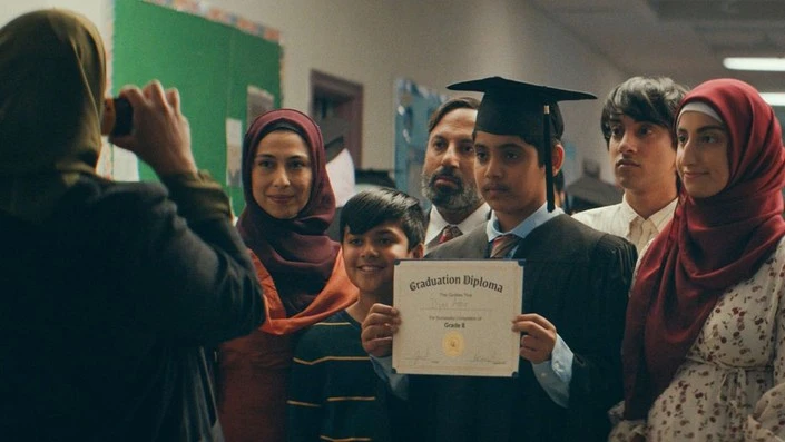 Ilyas aparece em cena de Bigode, filme que explora identidade, adolescência e pertencimento com humor e sensibilidade.