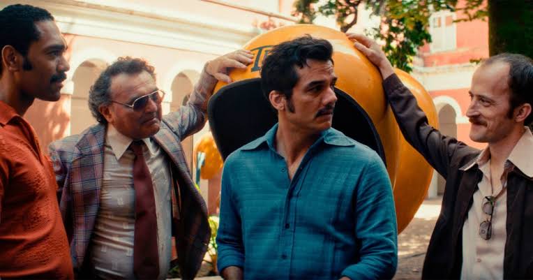 Armando, personagem de O Agente Secreto, em cena do filme de Kleber Mendonça Filho.