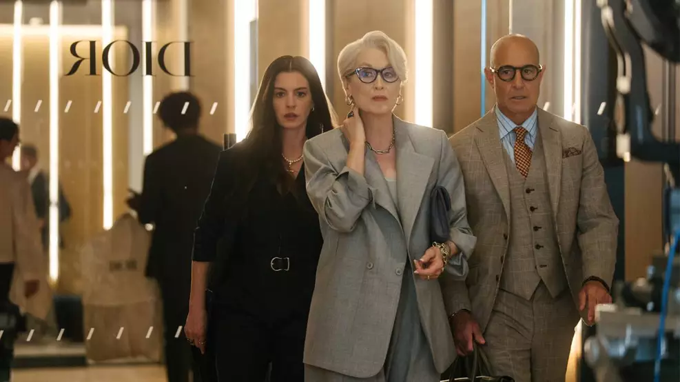 Stanley Tucci volta como Nigel em O Diabo Veste Prada 2 ao lado da equipe da revista Runway.
