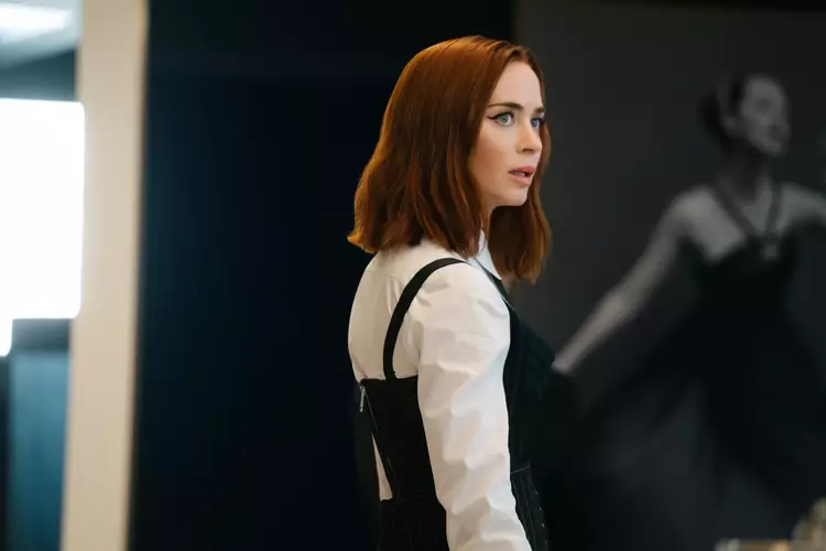 Anne Hathaway retorna como Andy Sachs em O Diabo Veste Prada 2 durante reunião na revista Runway.