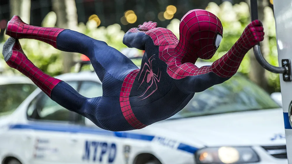Andrew Garfield como Homem-Aranha enfrentando Electro em cena de ação de O Espetacular Homem-Aranha 2