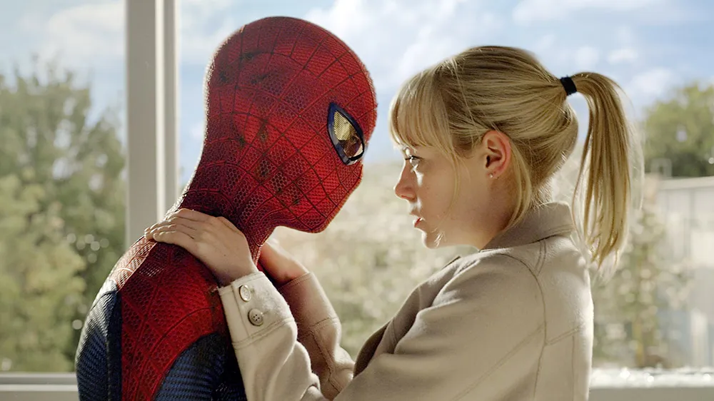 Andrew Garfield vestido como Homem-Aranha em uma cena de combate contra o Lagarto