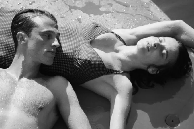 Benjamin Voisin interpreta Meursault em “O Estrangeiro”, filme de François Ozon baseado no romance de Albert Camus.