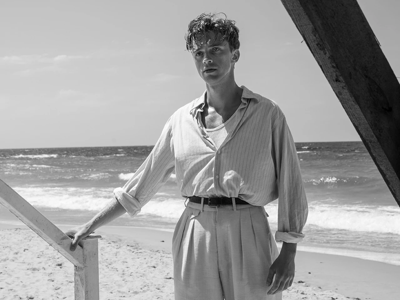 “O Estrangeiro” leva o protagonista Meursault para uma adaptação cinematográfica marcada pela contenção e pelo preto e branco.