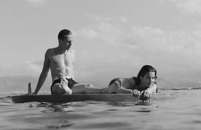François Ozon dirige “O Estrangeiro” em uma adaptação que preserva o silêncio e o desconforto de Meursault.