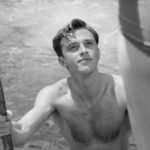 François Ozon adapta “O Estrangeiro” com Benjamin Voisin em uma narrativa marcada pelo silêncio e pela indiferença de Meursault.