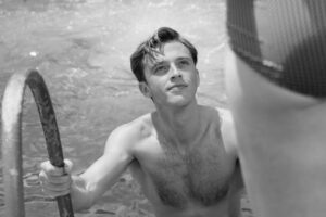 François Ozon adapta “O Estrangeiro” com Benjamin Voisin em uma narrativa marcada pelo silêncio e pela indiferença de Meursault.