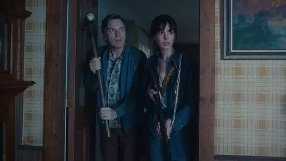 Anne Hathaway e Ewan McGregor em cena de "O Fim da Rua".