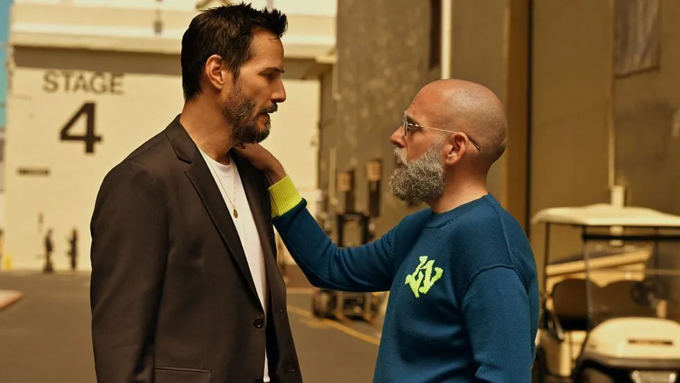 Outcome satiriza a fama e a construção de imagens públicas em Hollywood.