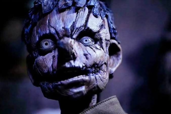 Pinóquio: Sem Cordas transforma o conto clássico em um slasher marcado por violência gráfica e atmosfera sombria.