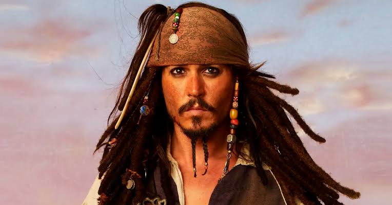 Jack Sparrow aparece em Piratas do Caribe, franquia de aventura da Disney.