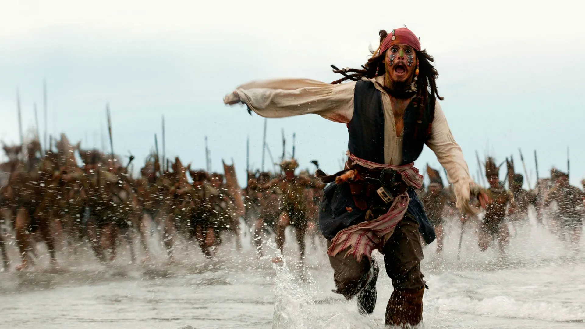 Cena de Piratas do Caribe com Jack Sparrow em uma de suas aventuras.