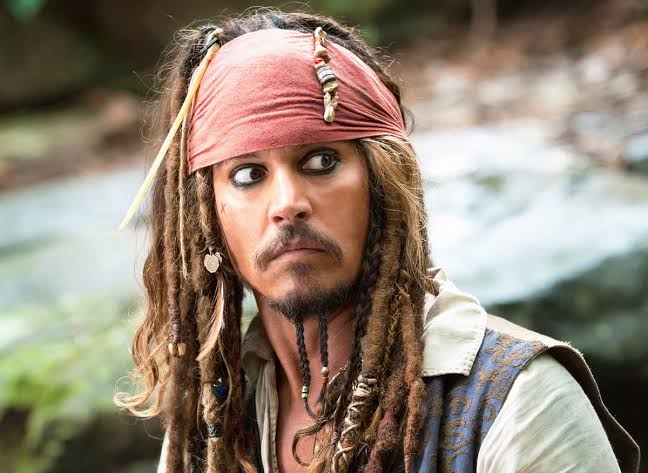 Jack Sparrow navega em uma aventura de Piratas do Caribe.