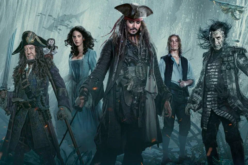 Capitão Jack Sparrow em cena de Piratas do Caribe: A Maldição do Pérola Negra.