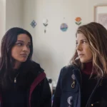 Marisa Tomei e Rachel Zegler estrelam She Gets It From Me, comédia dramática sobre o reencontro de uma mãe e sua filha biológica.