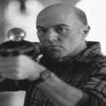 Reggie Bannister interpreta Reggie na franquia de terror “Fantasma”, papel que marcou sua carreira no cinema cult.