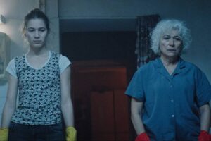 “Mar de Vidro” acompanha duas mulheres que enfrentam violência e tentam romper com o passado.