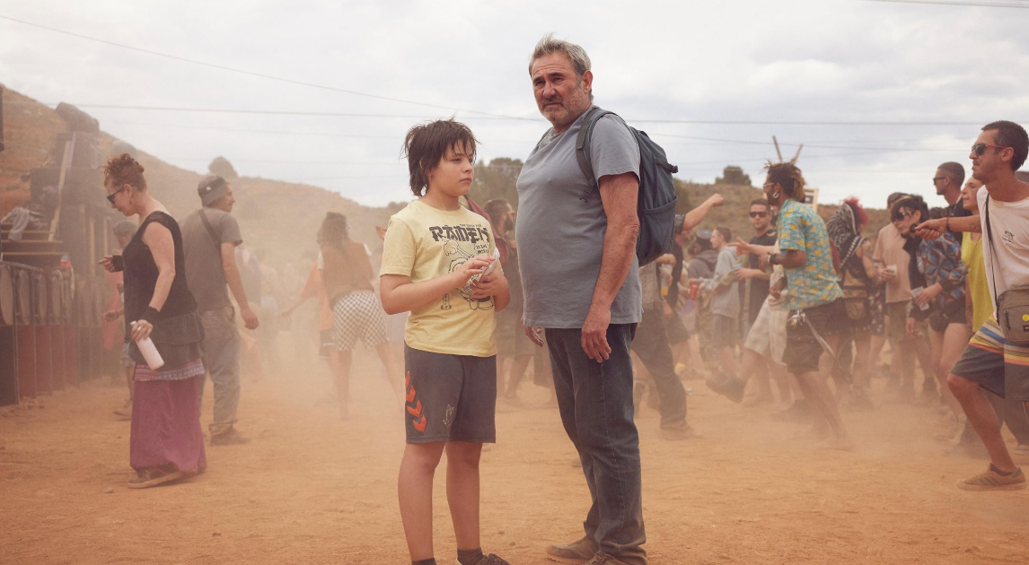 Sergi López aparece em cena de “Sirat”, filme que transforma uma busca em uma experiência de sobrevivência.