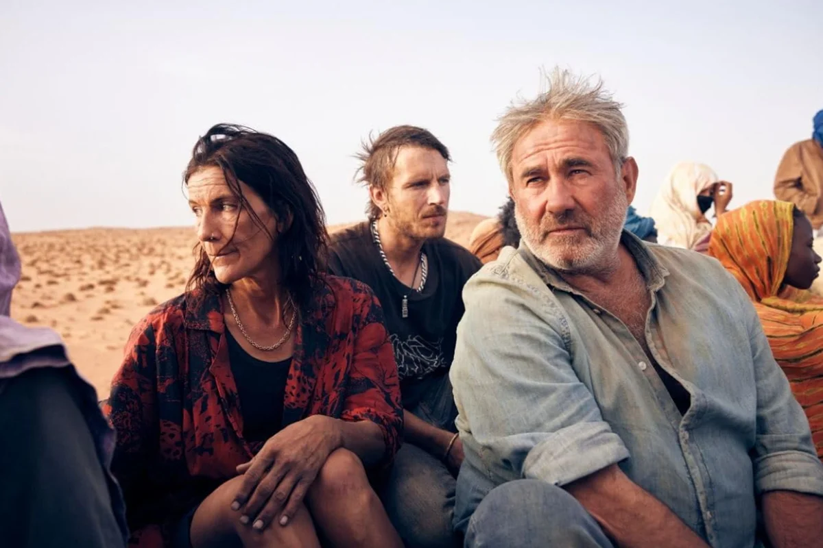 Luis e Esteban seguem pelo deserto em busca de Mar em “Sirat”, da Neon.