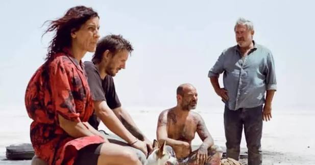 Sergi López interpreta Luis em “Sirat”, filme de Oliver Laxe ambientado no deserto marroquino.