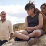Luis e Esteban atravessam o deserto em “Sirat”, filme de Oliver Laxe estrelado por Sergi López.