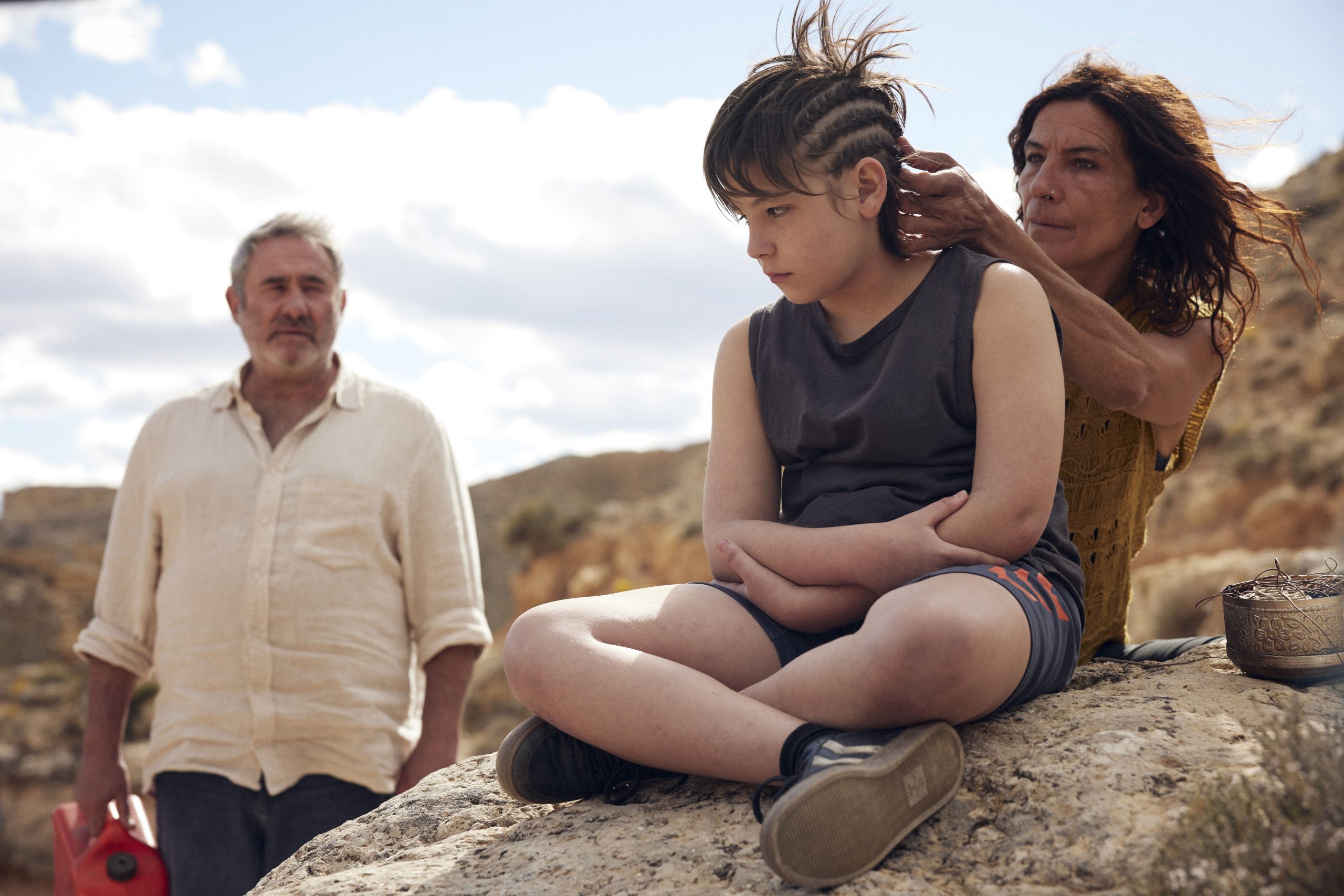 Luis e Esteban atravessam o deserto em “Sirat”, filme de Oliver Laxe estrelado por Sergi López.